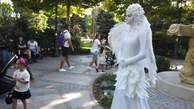 Timisoara, Romanya, 20 Eylül 2025, Sanatçılar enerjik sokak sanatları atmosferiyle CheckArt festivaline canlı heykeller ve neşe getirdiler