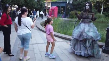 Timisoara, Romanya, 20 Eylül 2025, Sanatçılar enerjik sokak sanatları atmosferiyle CheckArt festivaline canlı heykeller ve neşe getirdiler