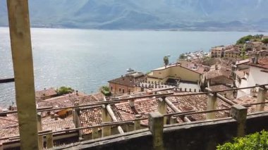 Limon Konsolosu Garda, İtalya, 25 Mayıs 2025, Limon Konsolosu Garda 'nın Havadan görünüşü evleri gösteriyor mimari ve pırıl pırıl Garda Gölü ilkbaharı