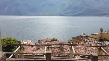 Limon Konsolosu Garda, İtalya, 25 Mayıs 2025, Limon Konsolosu Garda 'nın Havadan görünüşü evleri gösteriyor mimari ve pırıl pırıl Garda Gölü ilkbaharı