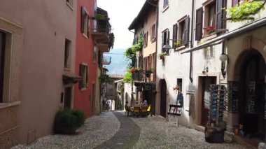 Limon Konsolosu Garda, İtalya, 25 Mayıs 2025, Büyüleyici Limon Konsolosu Garda 'yı keşfedin Canlı dükkanları ve İtalyan atmosferi olan dar sokaklar