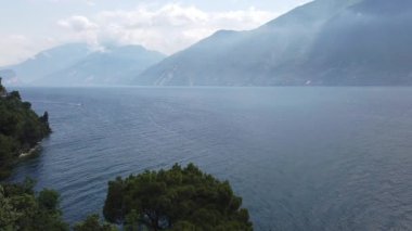 Limone Sul Garda kıyılarında gezinen feribotla Garda Gölü 'nün bahar görüntüsü.