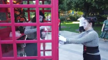 Timisoara, Romanya, 20 Eylül 2025, yetenekli pandomim sanatçıları festival seyircilerini yaratıcı jestler ve canlı performanslarla eğlendirdiler