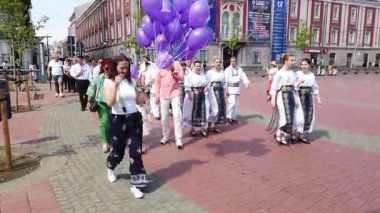 Timisoara, Romanya, 19 Haziran 2025, Banat 'taki Alman Kültür Günleri Geleneksel Kostüm Geçidi