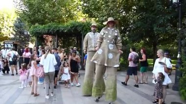 Timisoara, Romanya, 20 Eylül 2025, CheckArt Festival Timisoara 'da cambaz ayaklıkları üzerinde yürüyen sanatçılar kalabalığı eğlendiriyor. Ayaklık cambazları seyirciyi hayrete düşürür ve canlı sokak sanat gösterileriyle meşgul eder.