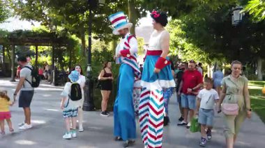 Timisoara, Romanya, 20 Eylül 2025, CheckArt Festival Timisoara 'da cambaz ayaklıkları üzerinde yürüyen sanatçılar kalabalığı eğlendiriyor. Ayaklık cambazları seyirciyi hayrete düşürür ve canlı sokak sanat gösterileriyle meşgul eder.