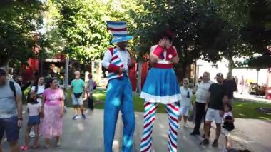 Timisoara, Romanya, 20 Eylül 2025, CheckArt Festival Timisoara 'da cambaz ayaklıkları üzerinde yürüyen sanatçılar kalabalığı eğlendiriyor. Ayaklık cambazları seyirciyi hayrete düşürür ve canlı sokak sanat gösterileriyle meşgul eder.