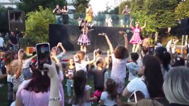 Timisoara, Romanya, 20 Eylül 2025, Çek Sanat Festivali 'nde çocuklarla şarkı söyleyip dans eden neşeli ponpon kızlar