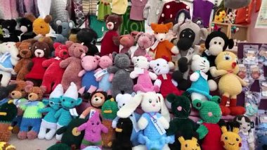 Timisoara, Romanya, 27 Eylül 2025, Macar Kültür Günlerinde El Yapımı Oyuncak ve Oyuncaklar Satıcısı