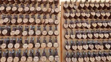 Timisoara, Romanya, 27 Eylül 2025, Macar Kültür Günleri 'nde İsimlerle El Yapımı Deri Anahtarlıklar