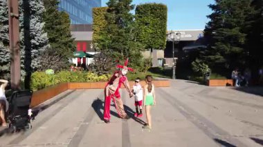 Timisoara, Romanya, 20 Eylül 2025, Kırmızı Kostümlü Palyaço Checkart Festivali 'nde Çocukları Oynattı ve Eğlendirdi