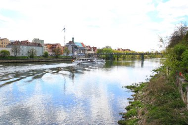 Regenburg, Almanya, 18 Nisan 2022: Tuna Nehri üzerinde bahar aylarında Regensburg şehir merkezinden geçen turistik tekne