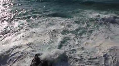 İtalya 'nın Bogliasco kıyı şeridinde güçlü dalgalar engebeli kayalara çarpıyor.