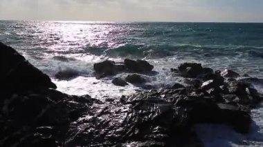 İtalya 'nın Bogliasco kıyı şeridinde güçlü dalgalar engebeli kayalara çarpıyor.