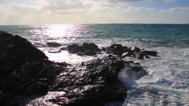 İtalya 'nın Bogliasco kıyı şeridinde güçlü dalgalar engebeli kayalara çarpıyor.