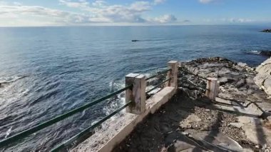 Bogliasco İtalya 'da güneşli mavi okyanusta kürek çeken bir adam..