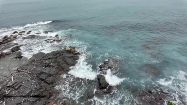 Bogliasco İtalya 'da kıyı kayalarına okyanus dalgaları düşüyor. Ağır çekim 120 fps.