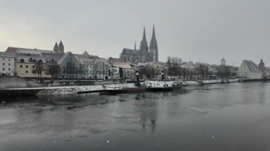 Regensburg Almanya 'sında Tuna Nehri Katedrali' ne kar ve taş köprü yağıyor