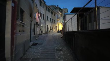 Bogliasco, İtalya, 28 Aralık 2025, yağmurlu bir akşamda dar kıyı caddelerinde yürüyen Bogliasco İtalya gezinti güvertesi.