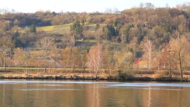 Tuna Nehri 'nin kıyısında, Regensburg yakınlarındaki bir sahil yolunda giden arabalar.
