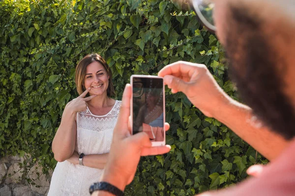 Chico Toma Una Foto Compañero Con Móvil — Foto de Stock