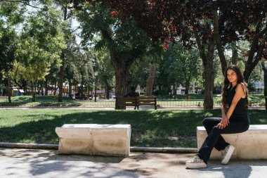 model bir parkta poz