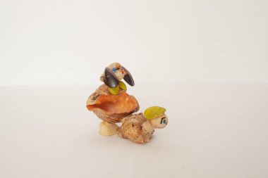 Bir kaya üzerinde genç bir deniz kaplumbağasının heykeli..