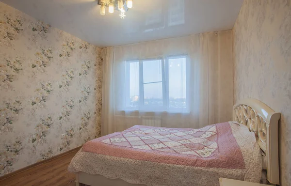 双人床 床罩粉红色 立在明亮房间的窗前 — 图库照片