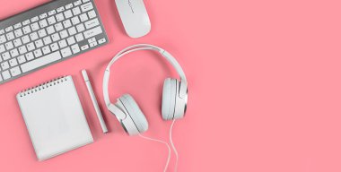 Pembe arka planda geniş bir pankart, düz bir düzen, klavye, kulaklık, defter, akıllı telefon. Konsept - ev ofisi, çevrimiçi eğitim, webinarlar, seminerler, blog eğitimi. En iyi kalite.
