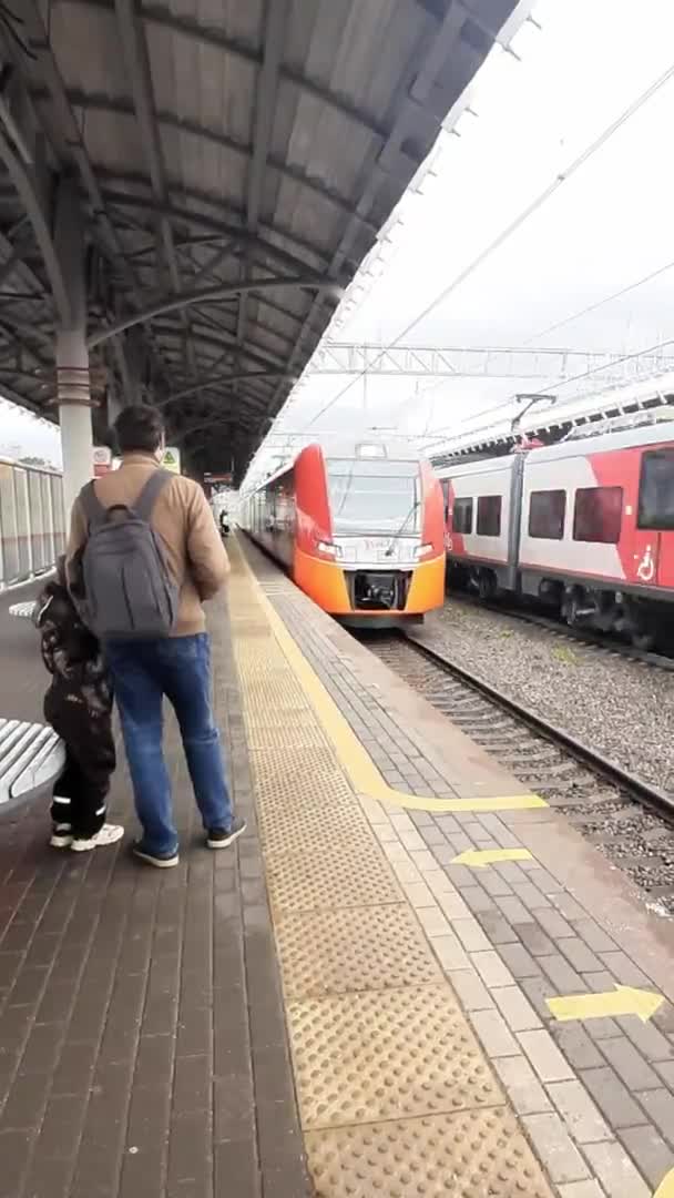 U-Bahn-Zug mit Menschen, die sich schnell bewegen, Blick von der U-Bahn-Station. Nahaufnahme für Fenster von U-Bahn-Zug, der schnell an U-Bahn-Station vorbeifährt — Stockvideo