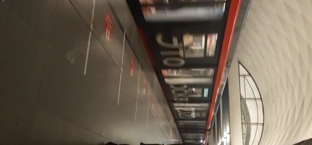 Train de métro avec les gens à l'intérieur se déplaçant rapidement, vue de la station de métro. Fermer pour les fenêtres du métro qui passent rapidement à la station de métro — Video