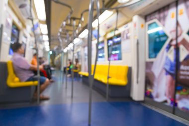 Bulanık fotoğraf gökyüzü tren yolcu.