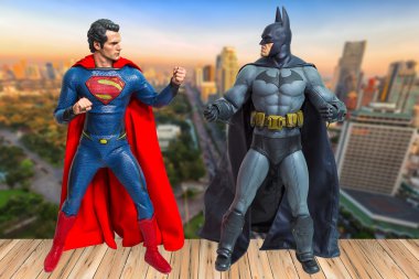 Bangkok, Tayland - 30 Mart 2016: Batman vs Superman cityscape arka plan üzerinde rakam. Superheros Amerikan çizgi roman Dc Comics tarafından yayımlanan bölümünde görünen film franchise gelen olduklarını. 