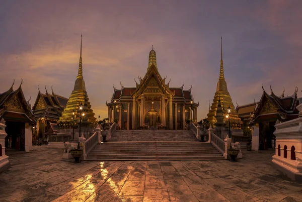 Wat Phra Kaew Tempel Des Smaragdgrünen Buddha Mit Abenddämmerungshimmel — Stockfoto