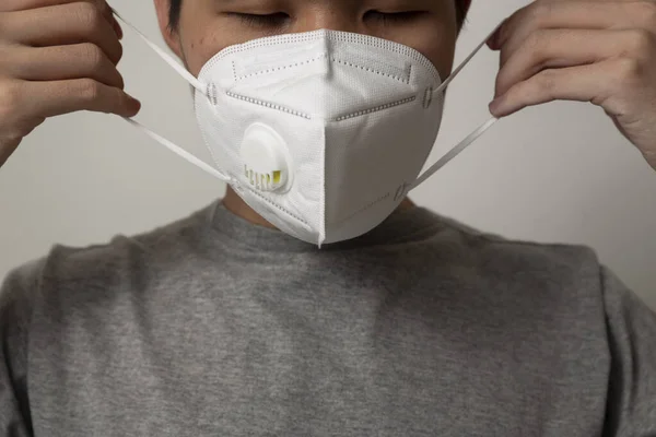 Asian Man Wearing Medical Respiratory N95 Mask Coronavirus Covid Pm2 — Stock Photo, Image