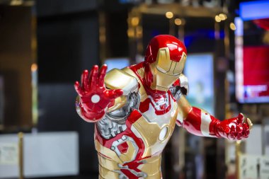 Chonburi, Tayland - 23 Mart 2016: Demir Adam Mark IV figürü 1 / 6 zarifçe ayakta duruyor. Demir Adam, Hottoy Grubu tarafından üretilen popüler bir oyuncak serisidir..