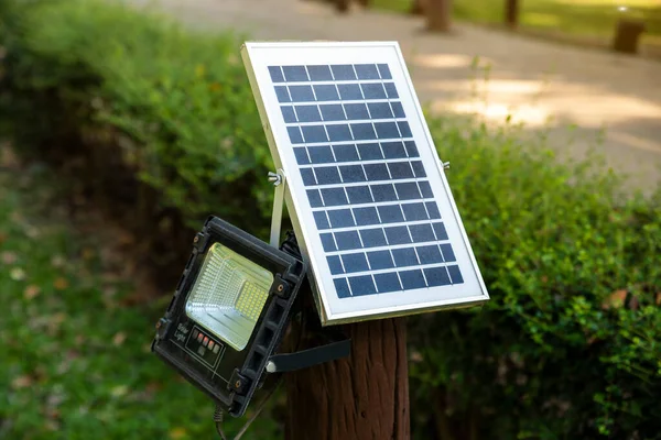太阳能电池板中的生态电能 绿地背景上的太阳能电池灯 来自太阳的替代能源 — 图库照片#