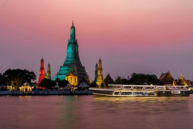 Ulusal İrlanda Günü (Aziz Patrik Günü) kutlamalarında, Wat Arun Tapınağı, Bangkok, Tayland 'daki Chao Phraya Nehri üzerinde