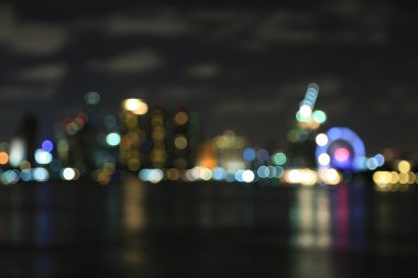 Asiatique nehir kenarında ufuk bokeh ışıkları