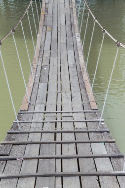 Eski tahta uzun kolye halat köprü akışta nat çapraz