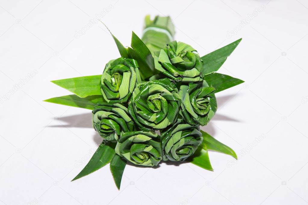 Fresh Pandanus leaf weave to rose bouquet