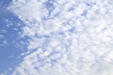 Mavi gökyüzü ve beyaz bulutlar