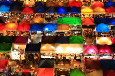 Kuş gözü görünümü Talad Rod FAI gece pazarı, Ratchada, Bangkok,