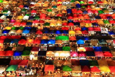Kuş gözü görünümü Talad Rod FAI gece pazarı, Ratchada, Bangkok,