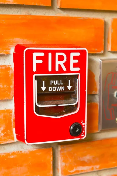 Allarme antincendio Accendere il mattone arancione parete sfondo texture . — Foto Stock