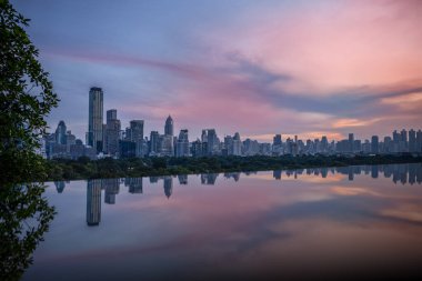 Gün batımında Bangkok iş bölgesi.