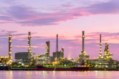 Petrol rafinerisi şafak alacakaranlık gökyüzü Bangkok, Tayland