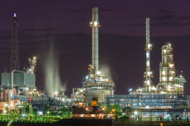 Petrol rafineri sanayi tesisi riverside Park tekne ile