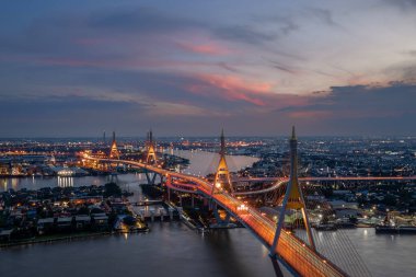 Bangkok Şehri - Güzel gün batımı Chao Phraya Nehri manzaralı Bhumibol Köprüsü, Tayland.