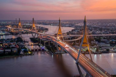 Bangkok Şehri - Güzel gün batımı Chao Phraya Nehri manzaralı Bhumibol Köprüsü, Tayland.